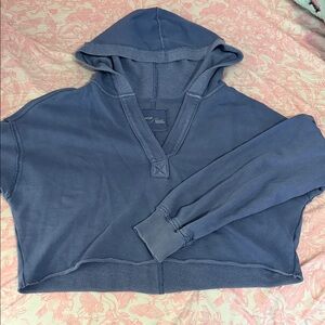Cropped blue sweatshirt